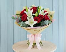 Букет цветов из:  Лилии и Розы в Красной Пойме