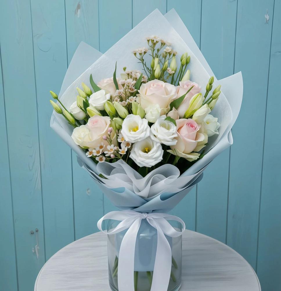 Букет цветов из: Розы и Лизиантусы в Красной Пойме