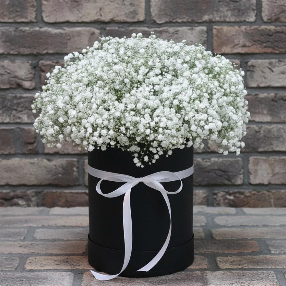 Цветочная композиция из Гипсофила в шляпной коробке в Красной Пойме