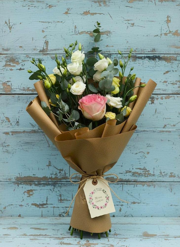 Букет цветов из: Розы и Лизиантусы в Красной Пойме