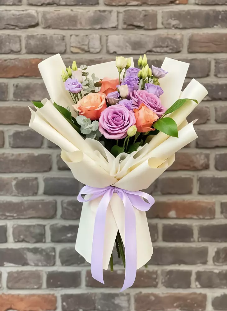 Букет цветов из: Лизиантусы и Розы в Красной Пойме