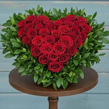 Цветочная композиция из Розы в виде сердца в Красной Пойме