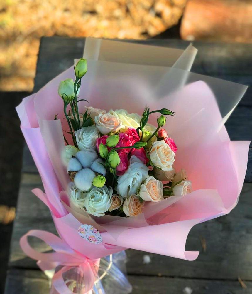 Букет цветов из: Розы и Лизиантусы в Красной Пойме