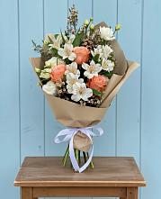 Букет цветов из:  Альстромерии, Лизиантусы, Розы и Хризантемы в Красной Пойме