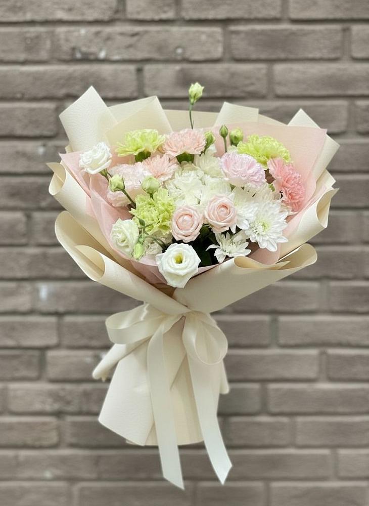 Букет цветов из: Гвоздики, Розы, Лизиантусы и Хризантемы в Красной Пойме