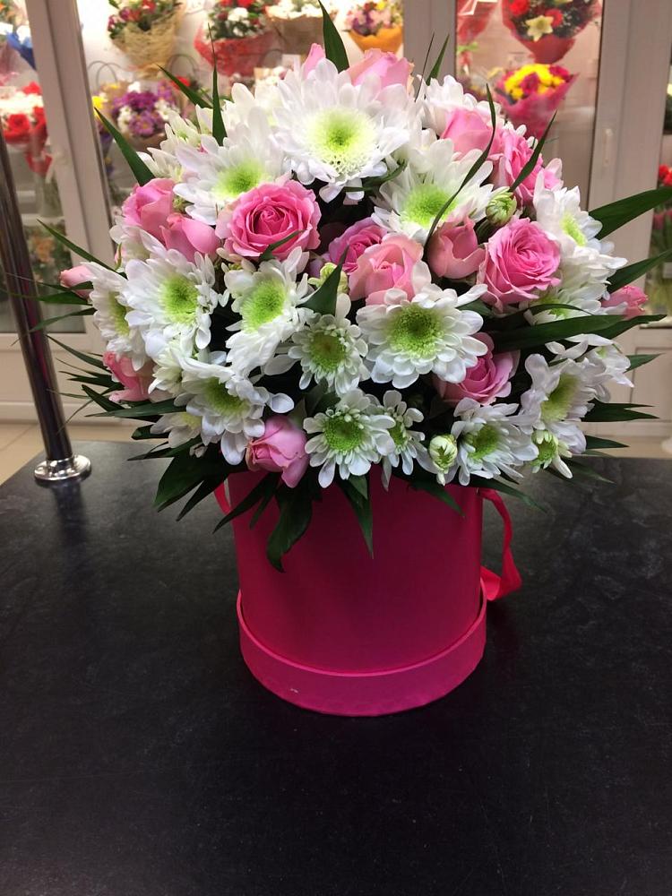 Цветочная композиция из Розы и Хризантемы в шляпной коробке в Красной Пойме