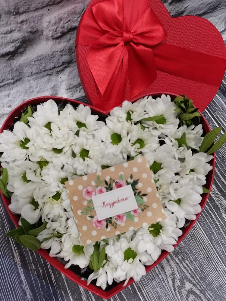 Цветочная композиция из Хризантемы в виде сердца в Красной Пойме