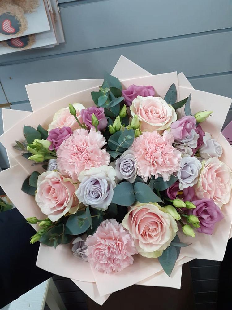 Букет цветов из: Розы, Гвоздики и Лизиантусы в Красной Пойме