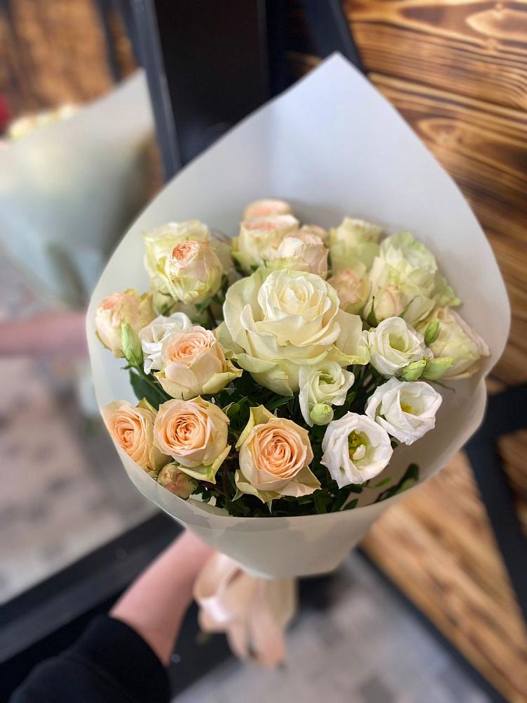 Букет цветов из: Розы и Лизиантусы в Красной Пойме