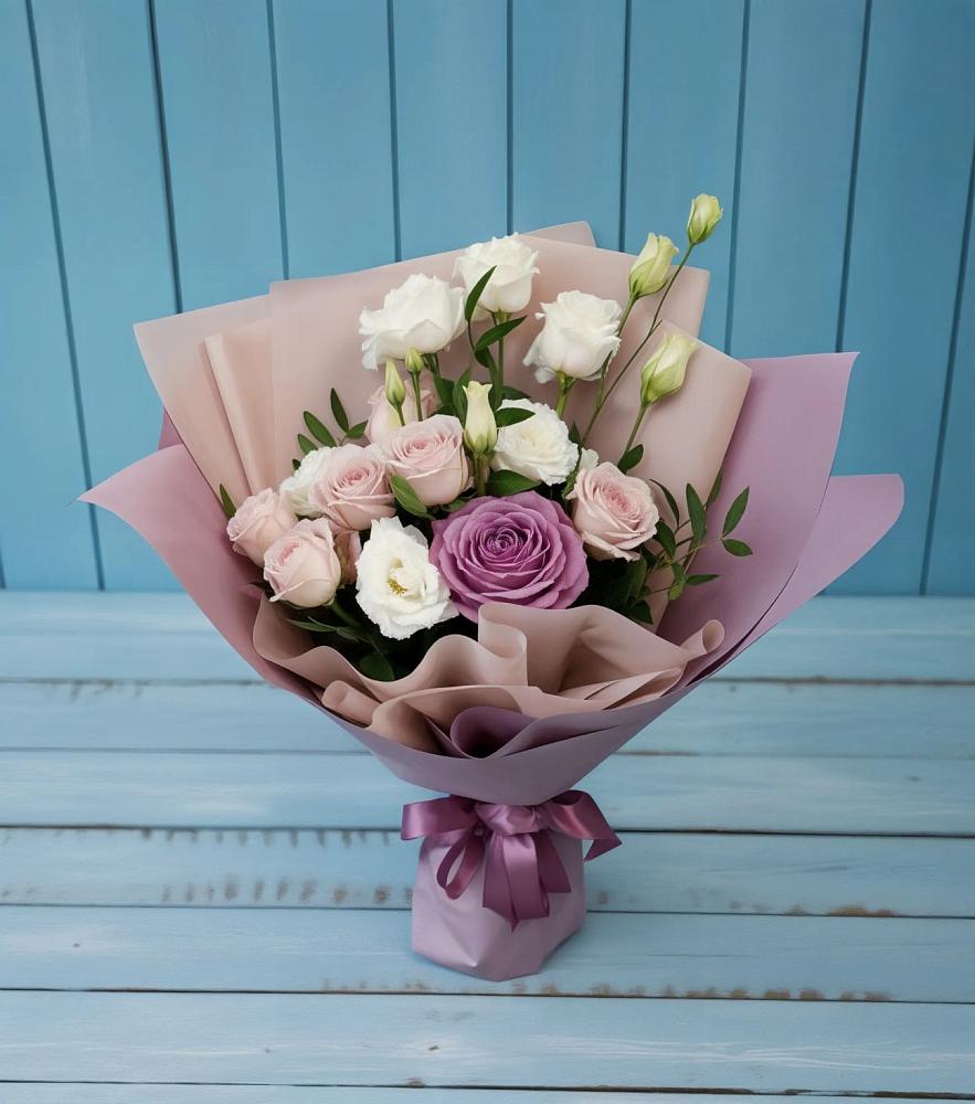 Букет цветов из: Розы и Лизиантусы в Красной Пойме